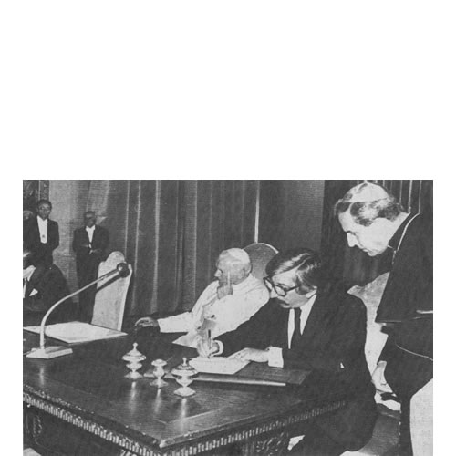 Firma del Tratado de Paz y Amistad entre Argentina y Chile, donde Caputo se encuentra junto a Juan Pablo II.
